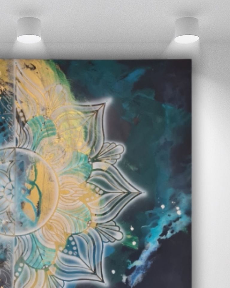 Abstraktes Kunstwerk mit einem gelben, blumenförmigen Muster auf einem dunklen, blau-grünen Hintergrund, beleuchtet von zwei Deckenlampen.